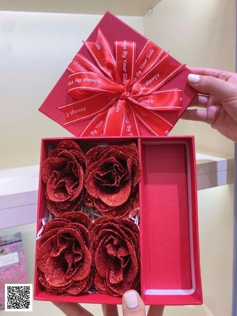 Hộp Hoa Cao Cấp Đựng Son Môi Màu Đỏ ( Chưa Bao Gồm Son Môi )